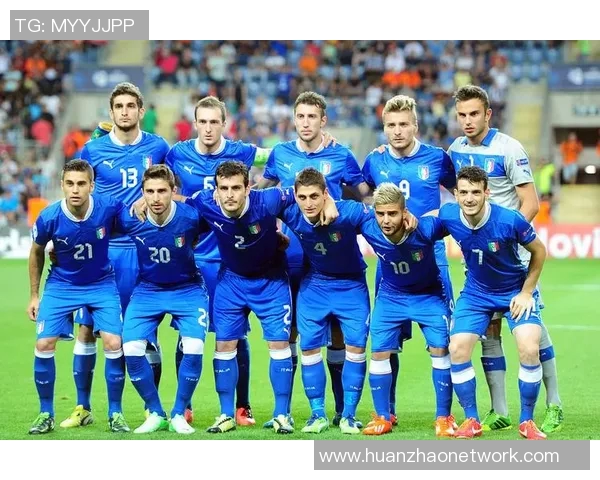 足球明星齐聚一堂合影留念展现荣耀与友谊的瞬间