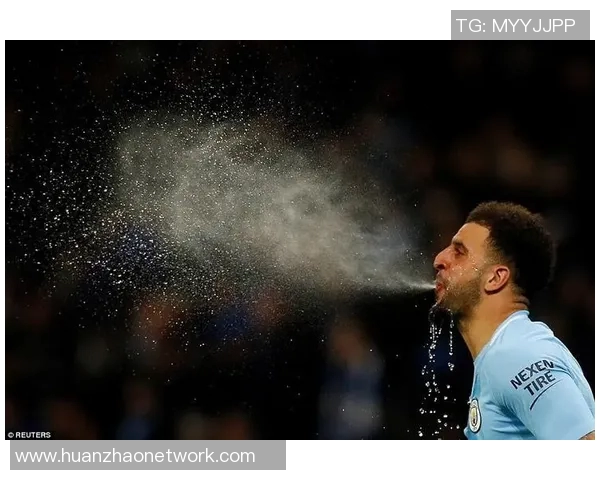 黑人青年足球明星以独特爆炸头风格引领潮流展现个人魅力和运动精神